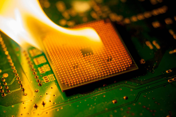 fuego quema CPU en placa de circuito con electrónica
   - Foto, Imagen