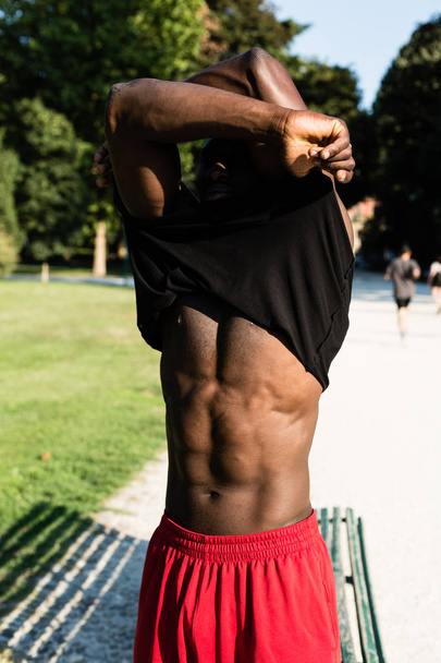 Athletic black man posing in a city park - Foto, Imagem