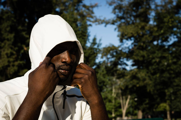 Portrait of a black man in a city park - Foto, Imagem