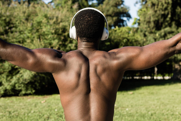 Athletic black man listening to music - Foto, immagini