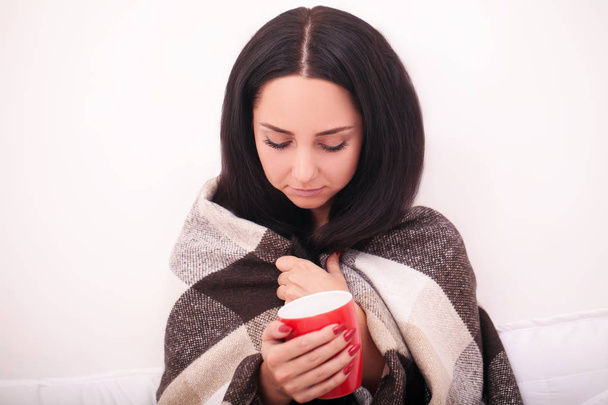 Άρρωστος νεαρή κοπέλα με πυρετό, πίνοντας ζεστό τσάι - Φωτογραφία, εικόνα