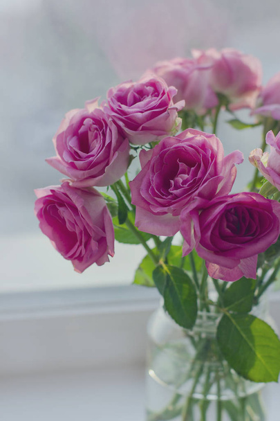 Цветочный букет розовых роз в стеклянной банке
 - Фото, изображение