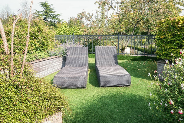 Дві сонячні ліжка для відпочинку в саду
 - Фото, зображення
