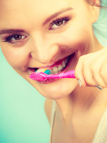 Mulher escovando dentes de limpeza
 - Foto, Imagem