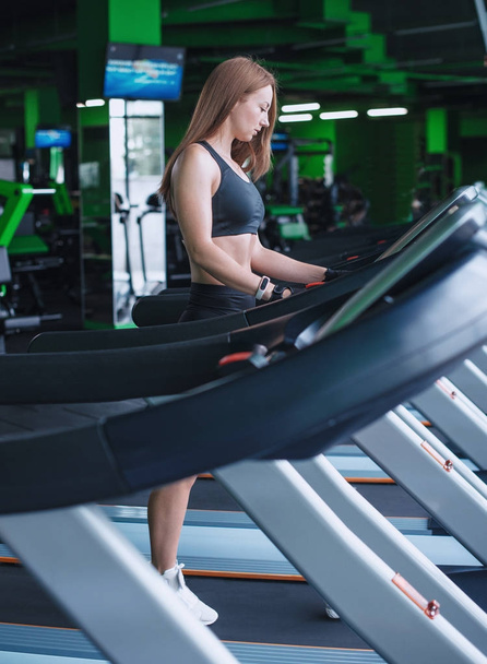 woman run treadmill in gym - Foto, Bild