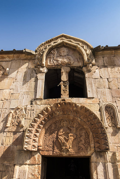 Вірменія, монастир Нораванк. Центральний вхід до на  - Фото, зображення