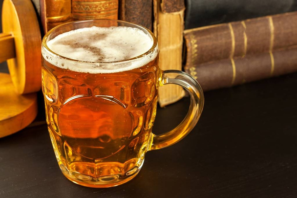 Glass of cold beer and old books. Rest with the book. - Foto, immagini