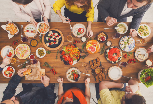 İnsanların sağlıklı yemekler hizmet tablo akşam yemeğinde yemek. - Fotoğraf, Görsel