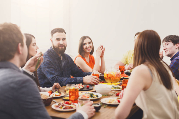 Ομάδα των ευτυχισμένων ανθρώπων σε πάρτι εορταστικό τραπέζι - Φωτογραφία, εικόνα