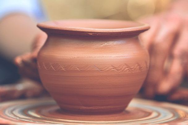 Potier faisant pot en céramique sur la roue de poterie - Photo, image