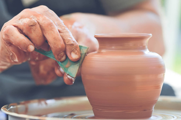 Potter fazendo panela de cerâmica na roda de cerâmica - Foto, Imagem