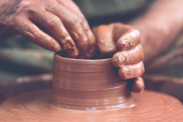 Поттер делает керамический горшок на гончарном круге - Фото, изображение