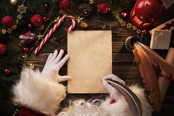 Lähikuva Joulupukin kädet kirjallisesti kirjeen Worden työpöytä kopioi tilaa
 - Valokuva, kuva