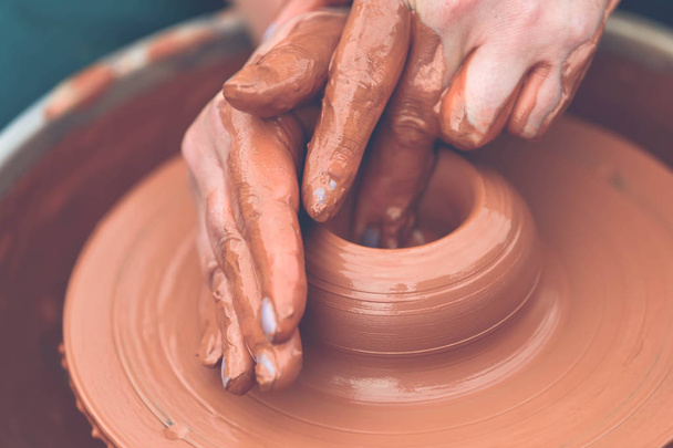 Potter haciendo olla de cerámica en la rueda de cerámica - Foto, imagen