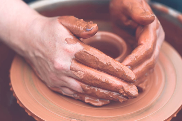 Pottenbakker maken van keramische pot op het aardewerk wiel - Foto, afbeelding