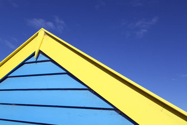 Brighton Beach hut in Melbourne, Australië met blauwe hemel achtergrond - Foto, afbeelding