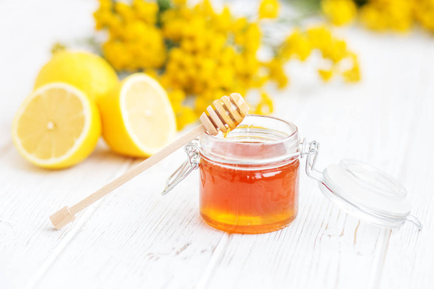 Miel et citron utiles et délicieux. Une trempette au miel. Le concept
  - Photo, image