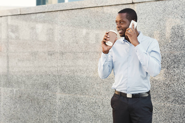 Portret van een zeker jonge zwarte zakenman praten op mobiele telefoon - Foto, afbeelding