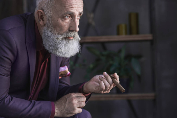 Serene bearded retire keeping tobacco in arm - Foto, afbeelding