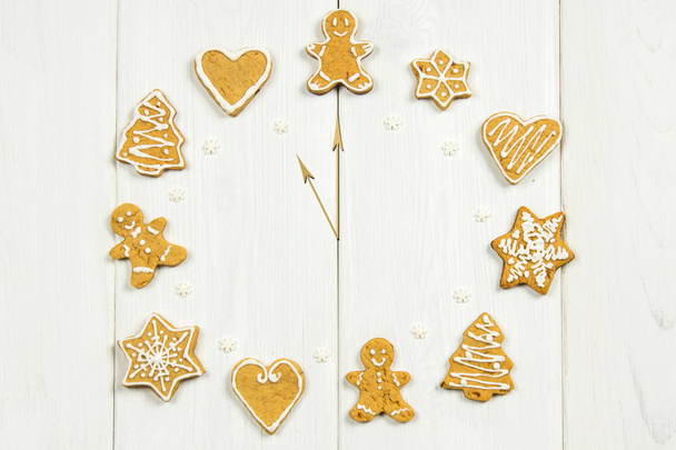 Різдвяне імбирне печиво різних форм на білому халаті
 - Фото, зображення