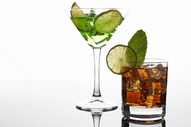 Gruppe Cocktail Cola mit Whiskey-Mojito - Foto, Bild