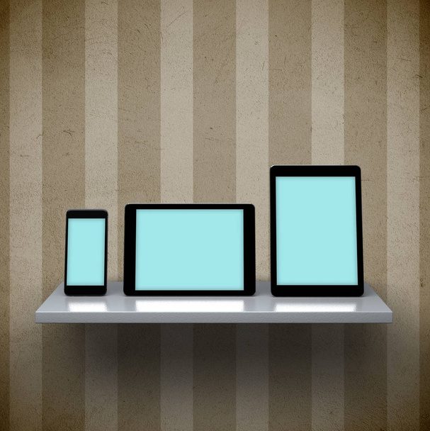 tabletas digitales y teléfonos inteligentes en un estante
 - Foto, imagen