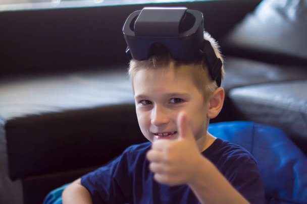 Poika kokee virtuaalitodellisuutta
 - Valokuva, kuva