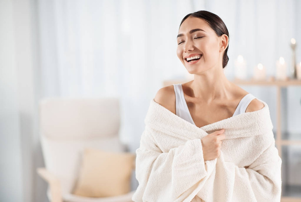 Happy attractive girl is laughing in spa salon - Foto, Imagem