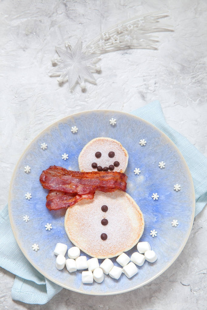 Bonhomme de neige drôle matin de Noël crêpes petit déjeuner pour les enfants
 - Photo, image