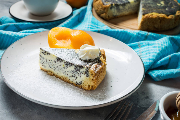 Pedaços de delicioso cheesecake semente de papoula e pêssego
 - Foto, Imagem