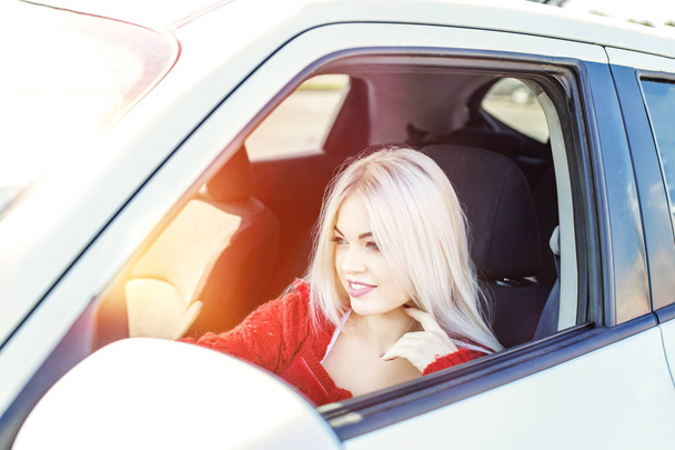 Młoda Blondynka jeździ samochód. Światło słoneczne. Koncepcja podróży - Zdjęcie, obraz