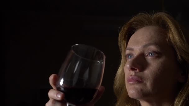 Sad, beautiful woman drinking wine at night. close-up, 4k, slow-motion. - Filmagem, Vídeo