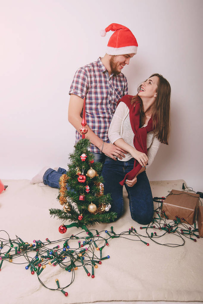 loving couple decorating Christmas tree - Foto, Imagen