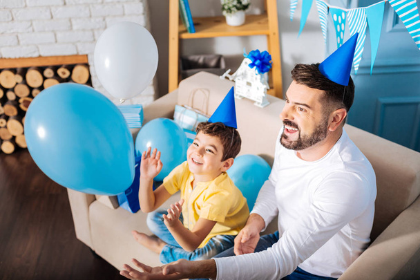 father and son playing with balloons  - Foto, afbeelding