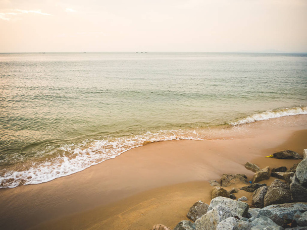 Beautiful beach and sea sunset on golden time - Valokuva, kuva