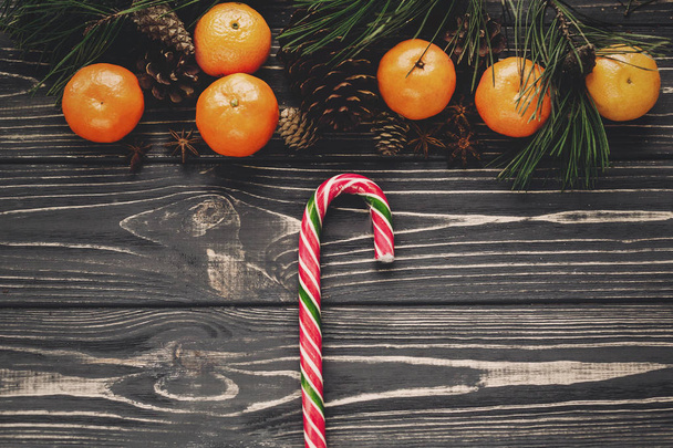 bastón de caramelo y mandarinas
  - Foto, imagen
