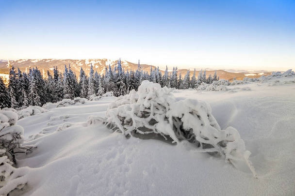 Colinas cubiertas de nieve en montañas
 - Foto, imagen