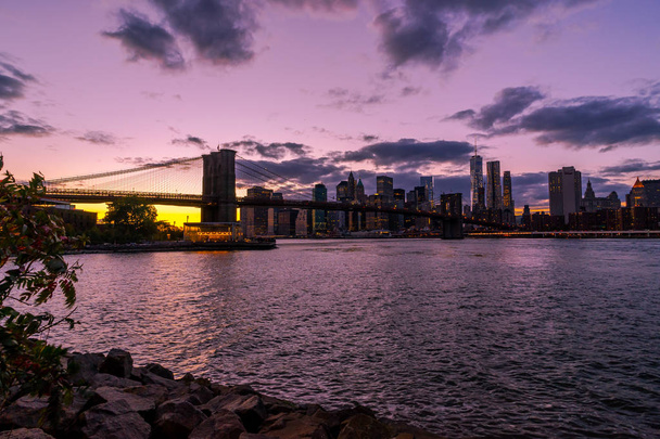 Нью-Йорк Skyline с Бруклинского моста реки Гудзон Манхэттен солнца - Фото, изображение