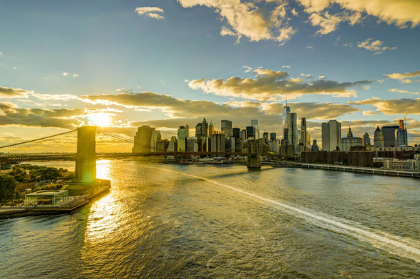 new york skyline mit brooklyn bridge hudson river manhatten dur - Foto, Bild
