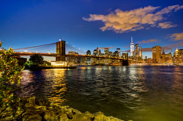 Brooklyn Köprüsü'nün Hudson Nehri Manhatten Twi ile New York Skyline - Fotoğraf, Görsel