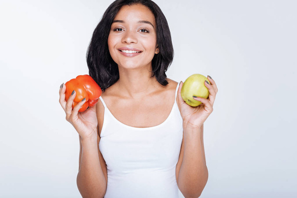 woman holding bell pepper and apple - Foto, imagen