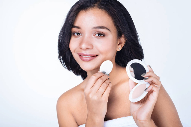 woman holding face powder and puff - Foto, immagini