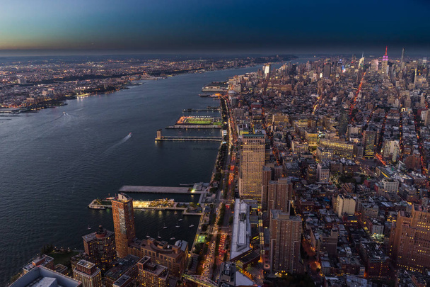 Нью-Йорк Skyline: вид на Манхэттен с высоты птичьего полета
 - Фото, изображение