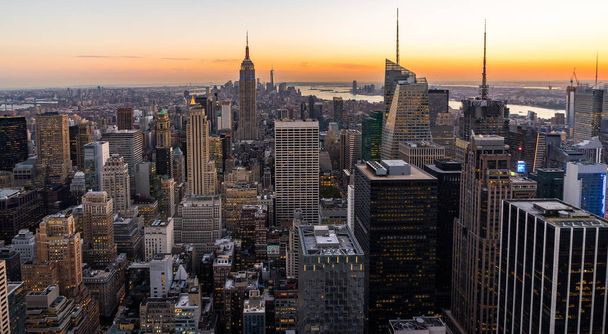 ニューヨーク スカイライン マンハッタン都市景観エンパイアステート ビルディング岩夕日の上から - 写真・画像