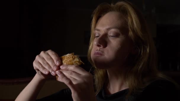 mulher à noite a comer pães. conceito de transtorno alimentar. 4k, câmera lenta
 - Filmagem, Vídeo
