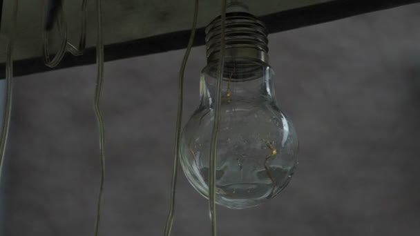 Una lámpara de vidrio antigua y tubos transparentes cuelgan en una tienda de campaña en el interior
 - Metraje, vídeo