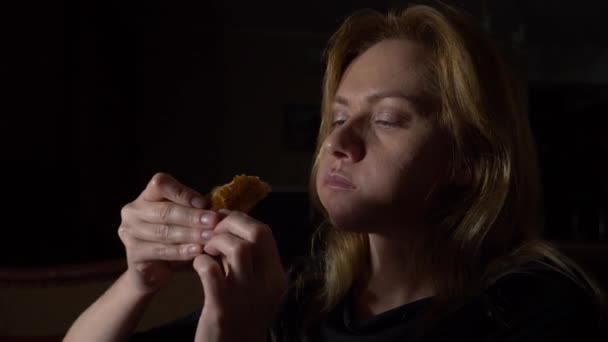 mujer por la noche comiendo bollos. concepto de un trastorno alimentario. 4k, cámara lenta
 - Metraje, vídeo