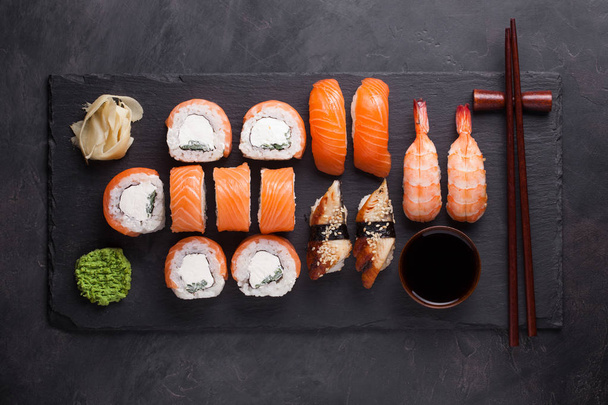 Sushi Set sashimi s losos, krevety, úhoře a sushi rolls, philadelphia sloužil na kamenné břidlice. Pohled shora. - Fotografie, Obrázek