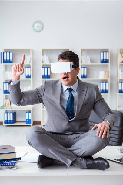 Liikemies virtuaalitodellisuudessa VR lasit meditointi pöydällä - Valokuva, kuva