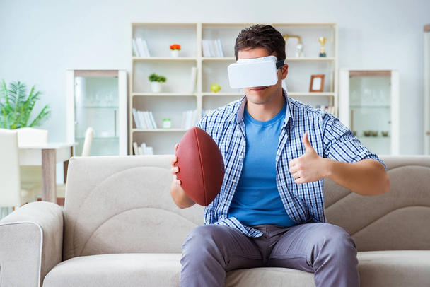 Muž ve virtuální realitě VR brýle sledování amerického fotbalu - Fotografie, Obrázek